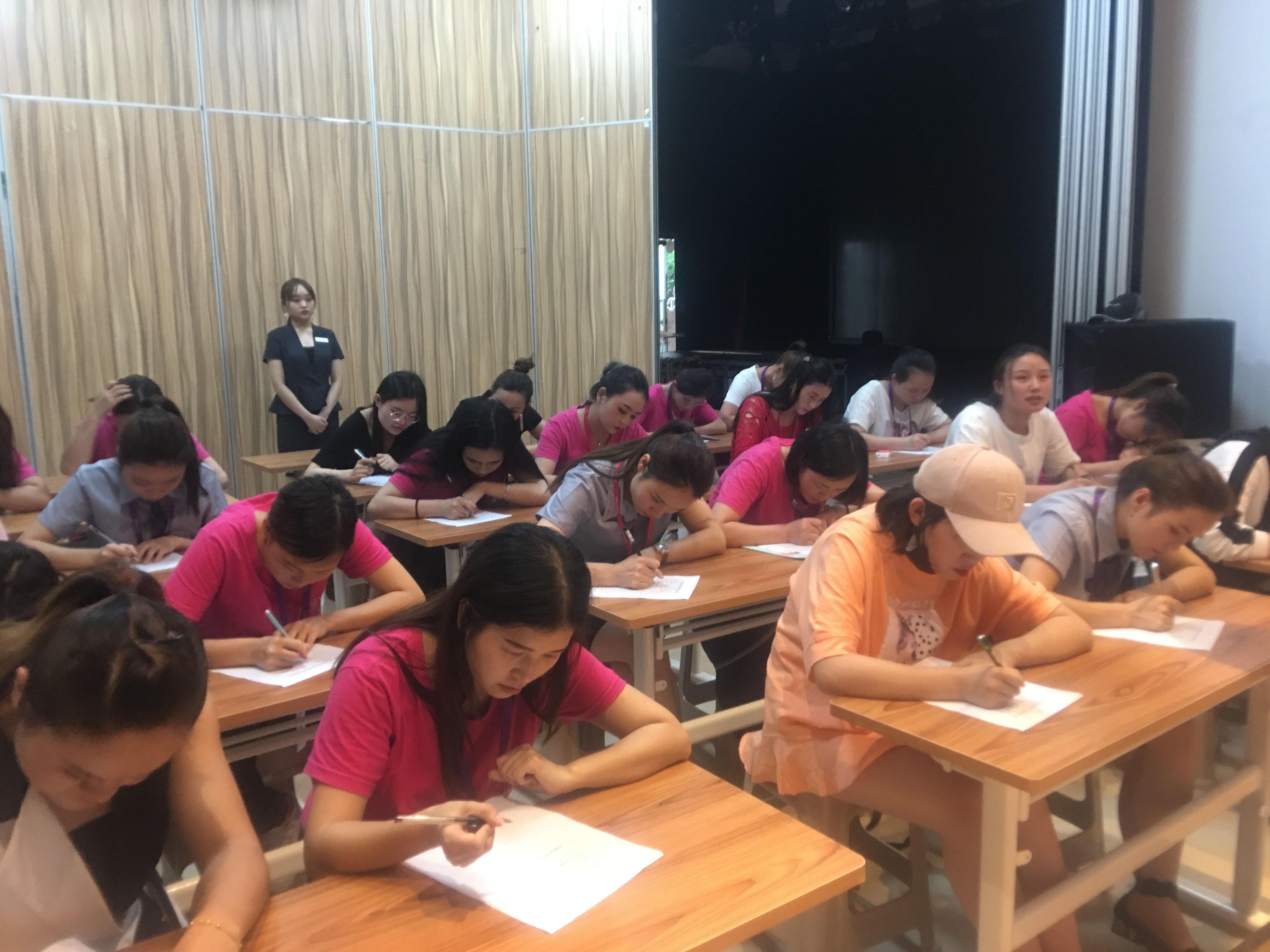 贵阳贺加贝化妆摄影职业培训学校第1期培训现场